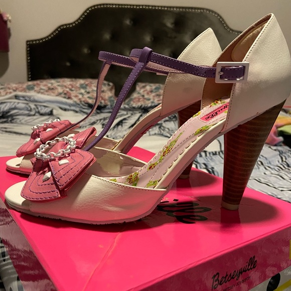 Betseyville by Betsey Johnson ‘Pauline’ peep toe, t-strap pump - Picture 3 of 4